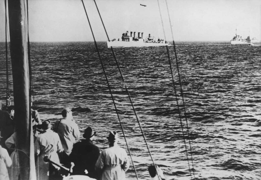 The fleet that England received from the USA enters an English port.